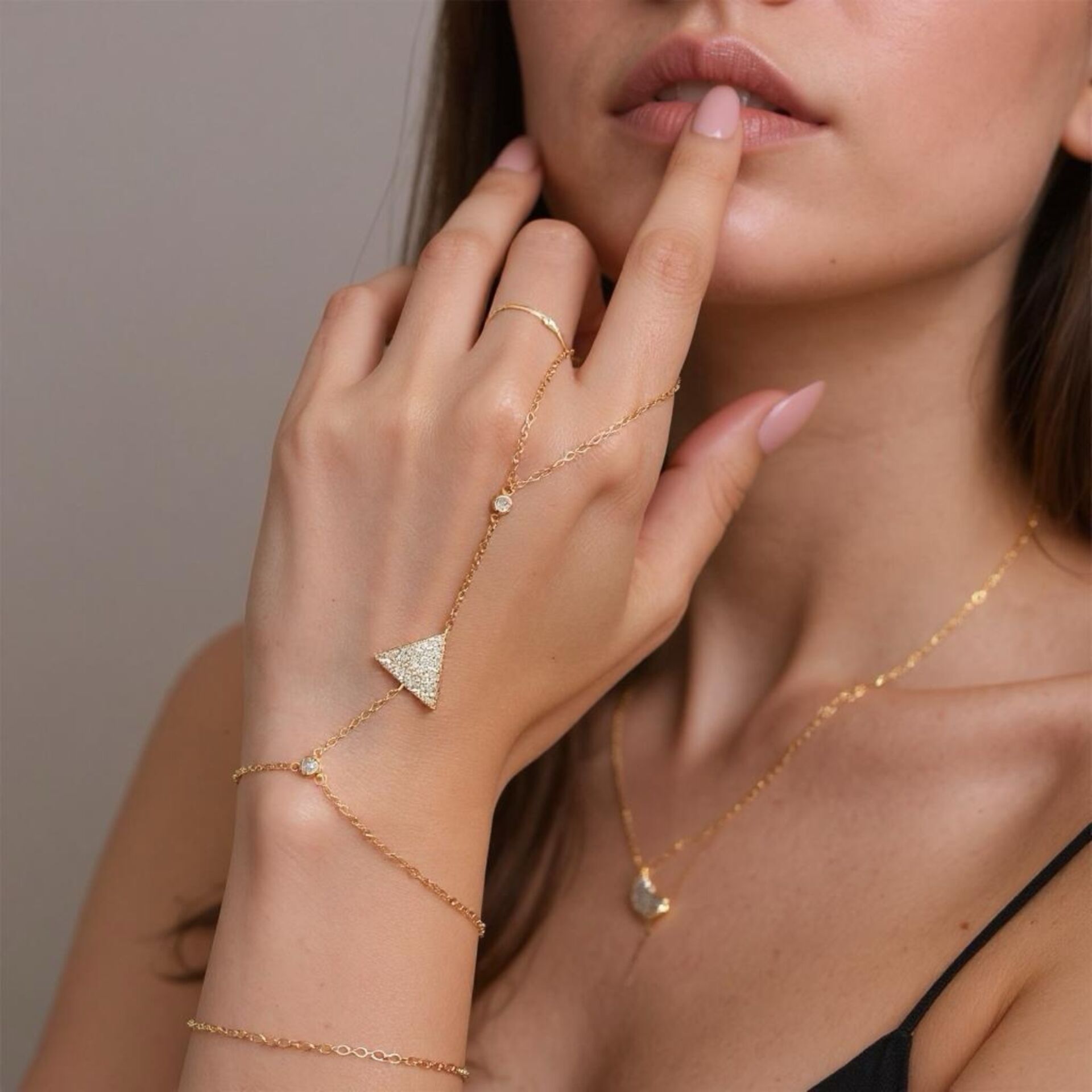 Üçgen Taşlı Şahmeran