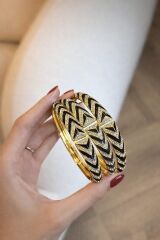 Aurel Chevron Bileklik – Siyah Detaylı Altın Kaplama Geometrik Desenli Bileklik